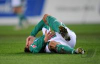 FUSSBALL, 1. BUNDESLIGA, 16. Spieltag: Wolfsburg, GENTNER am Boden