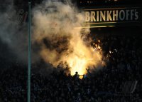 Fussball 1. Bundesliga : Schalke Fanblock mit Bengalischen Feuer