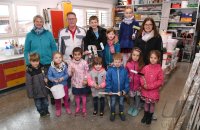 Gruppenbild Vorschulgruppe Kindergarten St. Josef Hirrlingen mit Malermeister Emil Deibler