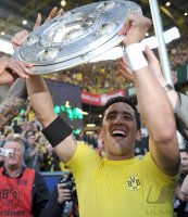 Fussball 1. Bundesliga :  Lucas Barrios (Borussia Dortmund) jubel mit Schale