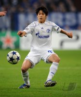 Fussball: Champions League, Saison 2010/2011: Schalke, UCHIDA Einzelaktion