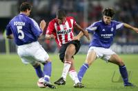 Fussball UCL: Eindhoven - Schalke, Zweikampf