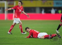 Fussball Nationalmannschaft :  Marko Arnautovic  am Boden; Julian Baumgartlinger im Hintergrund (beide AUT)