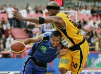 Basketball 1. Bundesliga: Tuebingen - Karlsruhe, Zweikampf