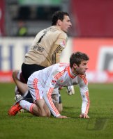 Fussball 1. Bundesliga, Saison 2012/2013:  Thomas Mueller (FC Bayern Muenchen) und Torwart Raphael Schaefer (1 FC Nuernberg)