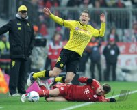Fussball 1. Bundesliga, Saison 2011/2012: Lukasz Piszczek (oben, Borussia Dortmund) gegen Toni Kroos (FC Bayern Muenchen)