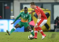 Fussball International: Arthur BOKA (li, Elfenbeinkueste) gegen Marko Arnautovic (Oesterreich)