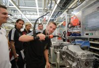 Fussball/Nationalspieler im Mercedes-Benz Motorenwerk