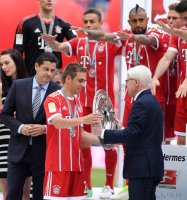 Fussball, 1. Bundesliga  Saison 16/17: Jubel FC Bayern Muenchen mit Schale