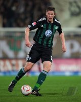 Fussball: 1. Bundesliga Saison 2010/2011: Wolfsburg, MADLUNG am Ball