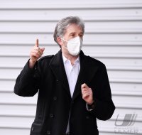 Uebergabe Corona-Schnelltests an Tuebingens Oberbuergermeister Palmer (Die Gruenen)