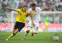 Fussball 1. Bundesliga: Lukasz Piszczek (li, Borussia Dortmund) gegen Roman Neustaedter (re, Borussia Moenchengladbach)