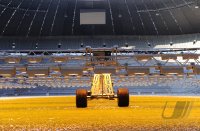 Fussball 1. Bundesliga : Waermelampen in der Allianz Arena zur Bestrahlung des Rasens