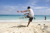 FUSSBALL: FEATURE BRANDRODUNG EINES FUSSBALLPLATZES