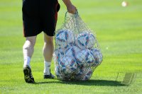 Fussball 1. Bundesliga:  ADIDAS TORFABRIK Ball im Netz