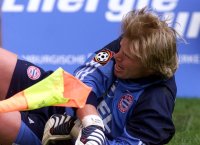 Fussball  1. Bundesliga  2000/2001: JUBEL Kahn (FC Bayern Muenchen) mit Eckfahne