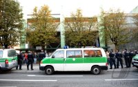 Fussball Regionalliga Sued 2011/2012:  Polizei Aufgebot vor dem Spiel am Gruenwalder Stadion