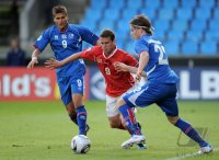 Fussball U21-Europameisterschaft 2011:  Rurik Gislason (li, Island) gegen Fabian Frei (Mitte, Schweiz) gegen Bjoern Bergmann Sigurdarson (re, Island)