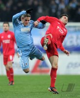 Fussball 2. Bundesliga:  Dominik Stahl  (li, 1860 Muenchen) gegen Marius Bilasco (Cottbus)