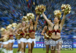 Die Cheerleader Pyromaniacs von Rhein Fire in der Arena auf Schalke
