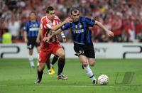 Fussball Champions League Finale: Miroslav Klose (li, FCB) gegen Goran Pandev (re, Inter)