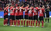 Fussball 1. Bundesliga  Saison 2010/2011: Das Team vom SC Freiburg trauert vor dem Spioel um die Opfer in Japan