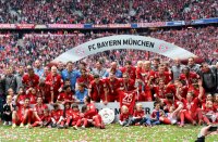 Fussball, 1. Bundesliga  Saison 13/14: Jubel FC Bayern Muenchen mit Schale