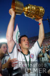 Fussball DFB-POKAL: BAYERN - LAUTERN, BALLACK mit Pokal