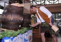 Fussball 2. Bundesliga : Benjamin Lauth und Alexander Ludwig zapfen Bier