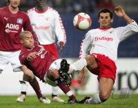 Fussball Uefa Cup: Hamburg - FC Thun, Zweikampf