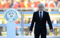 Fussball 1. Bundesliga : Liga Praesident Reinhard Rauball neben der Schale