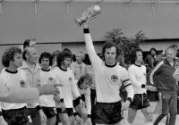 Fussball WM 1974 Finale: Jubel Franz Beckenbauer (Deutschland) mit WM Pokal