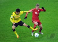 Fussball 1. Bundesliga, Saison 2011/2012: Shinji Kagawa (li, Borussia Dortmund) gegen Toni Kroos (FC Bayern Muenchen)