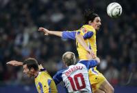 Fussball 1. Bundesliga: Hamburg - Duisburg, Zweikampf