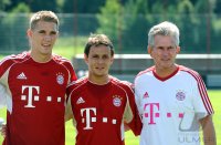 Fussball 1. Bundesliga: Nils Petersen, Rafinha , Trainer Jupp Heynckes  (v. li., FC Bayern Muenchen)