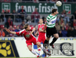 Fussball 2. Bundesliga: Koeln - Fuerth, Zweikampf