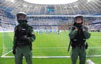 Fussball 2. Bundesliga:  Polizisten auf dem Rasen der Allianz Arena