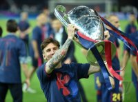 Fussball Champions League Finale 2015: JUBEL Lionel Messi (Barca) mit CHL Pokal