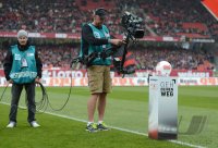 Fussball 1. Bundesliga, Saison 2012/2013: Kameramann filmt den Adidas Spielball