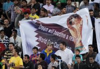 FUSSBALL INTERNATIONAL: Katar Fans mit WM 2022 Plakat