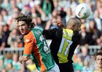 Fussball 1. Bundesliga: Bremen - Dortmund, Zweikampf