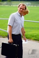Fussball Bundesliga, Saison 1984/1985: Manager Uli Hoeness mit Aktentasche