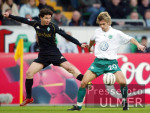 Fussball 1. Bundesliga: Wolfsburg - Bremen, Zweikampf