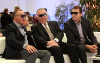Fussball 1. Bundesliga, Saison 2011/2012:  (v. li.) Vorstandsvorsitzender Karl Heinz Rummenigge (FC Bayern Muenchen) Hans Wienands, Senior Vice President Samsung Electronics und Marketingchef Andreas Jung (FC Bayern)
