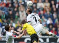 Fussball 1. Bundesliga: Moenchengladbach - Dortmund, Zweikampf