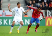 Fussball U21-Europameisterschaft 2011:  Kyle Walker (li, England) gegen Jeffren (re, Spanien)