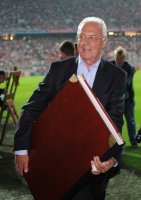 Fussball CHL  Saison 2011/2012: FC Bayern Ehrenpraesident Franz Beckenbauer mit  Chronik  111. Jahre  FCB
