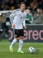 FUSSBALL INTERNATIONALES TESTSPIEL:  Ukraine - Deutschland, OEZIL am Ball