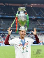 Fussball Europameisterschaft 2016 Finale: JUBEL Cristiano Ronaldo (Portugal) mit Pokal