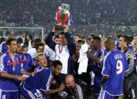EURO 2000  Finale  Lemerre mit Pokal